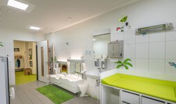 Badezimmer mit Wickeltisch und größengerechten Waschbecken | © max ott www.d-design.de